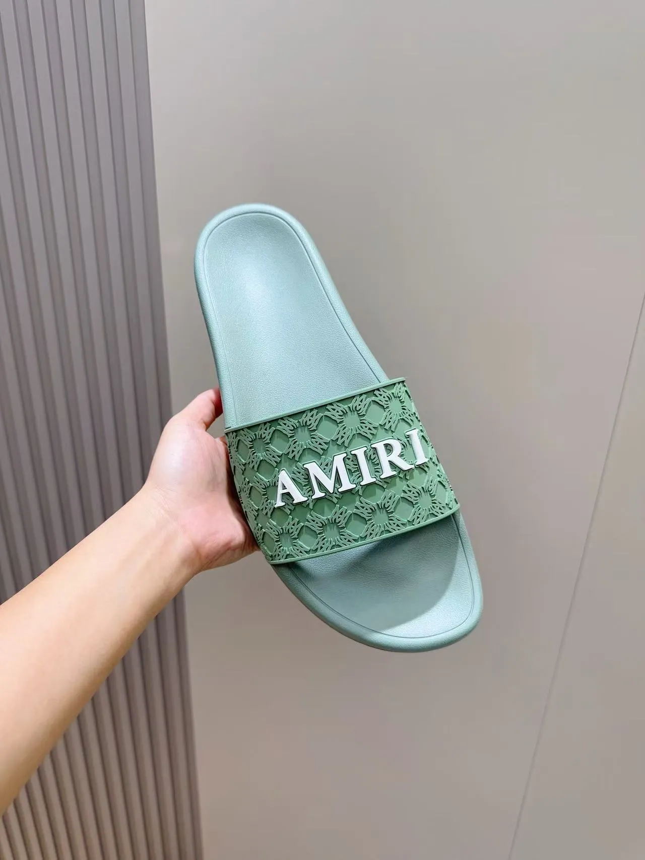 [AMIRI* Emil] P: 300💰 Size: 39-45 Official website new original 1:1 AMIRI* Emil classic men's slippers, high-end boutique, original material, TPU upper, foam bottom, fine workmanship, casual, loose and comfortable, a must-have in summer.